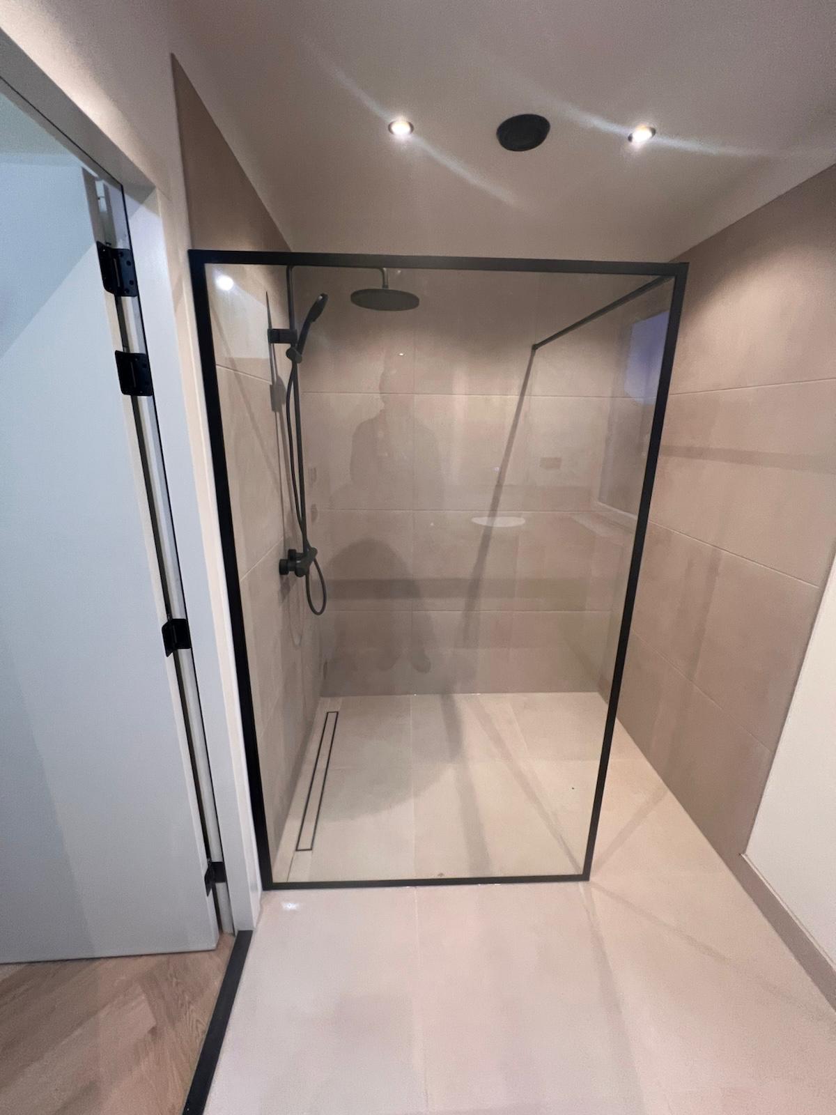 Moderne inloopdouche met zwarte details