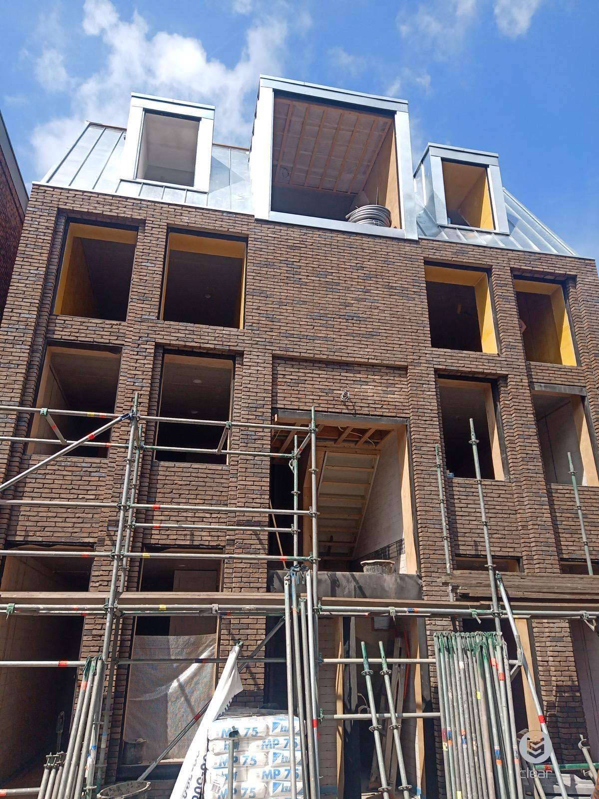 Nieuwbouwproject met bakstenen gevel