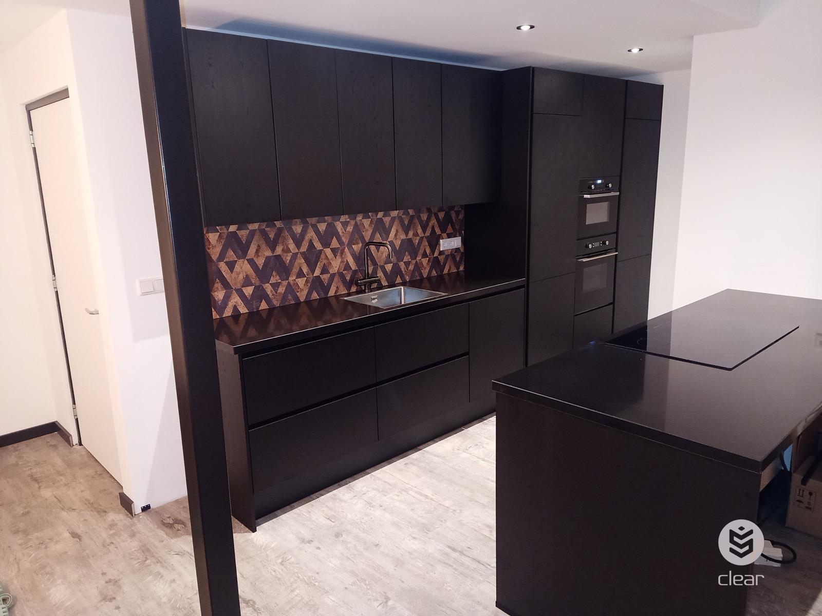 Zwarte keuken met kookeiland