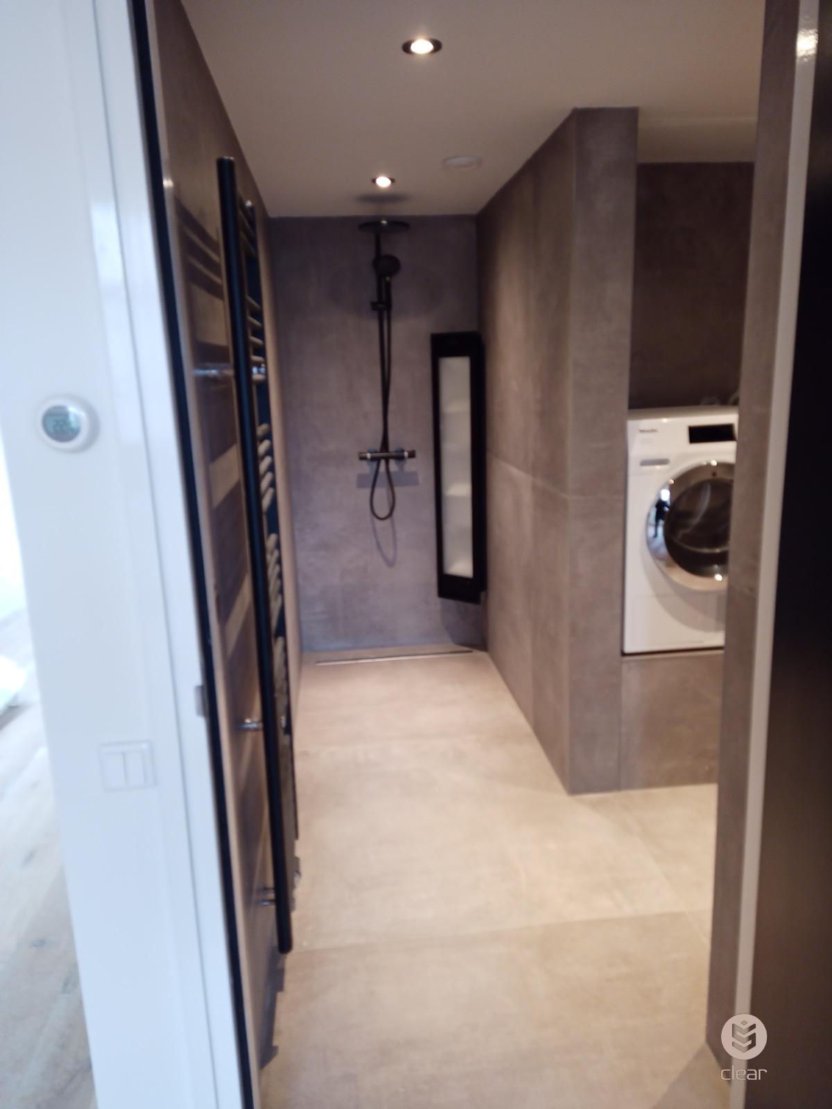 Badkamer met inloopdouche en wasruimte