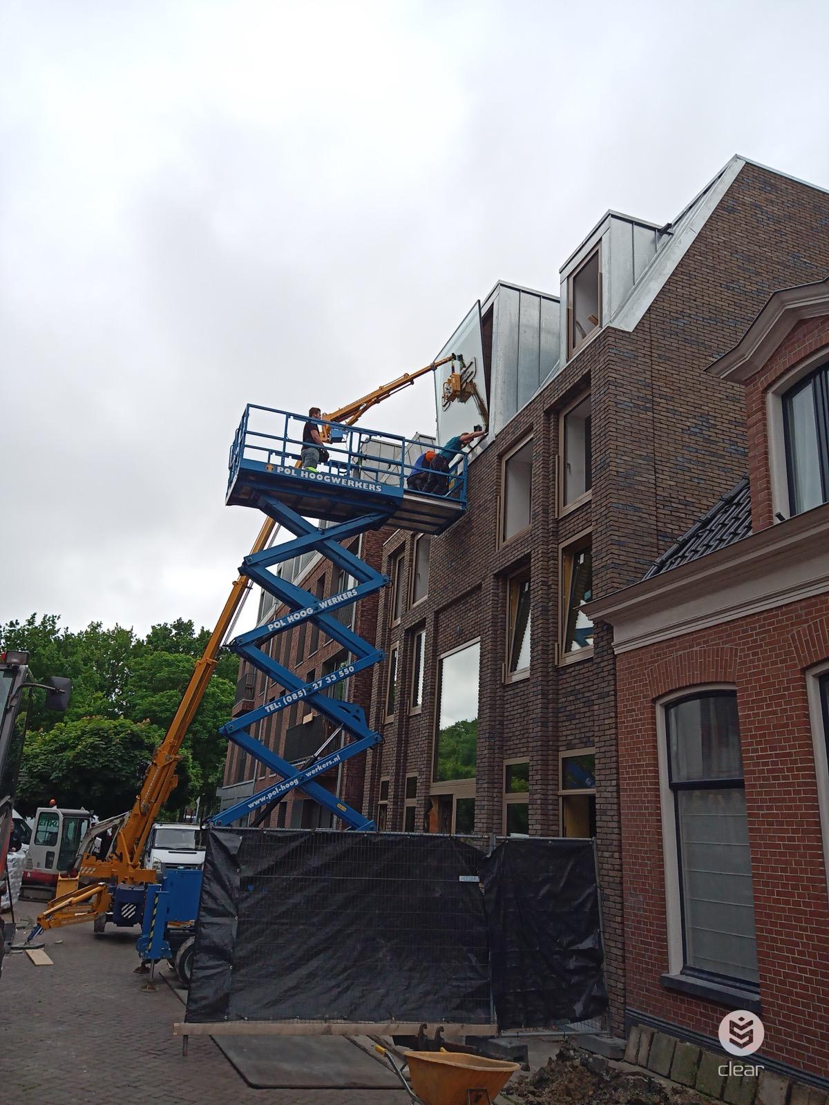 Gevelwerk met hoogwerker