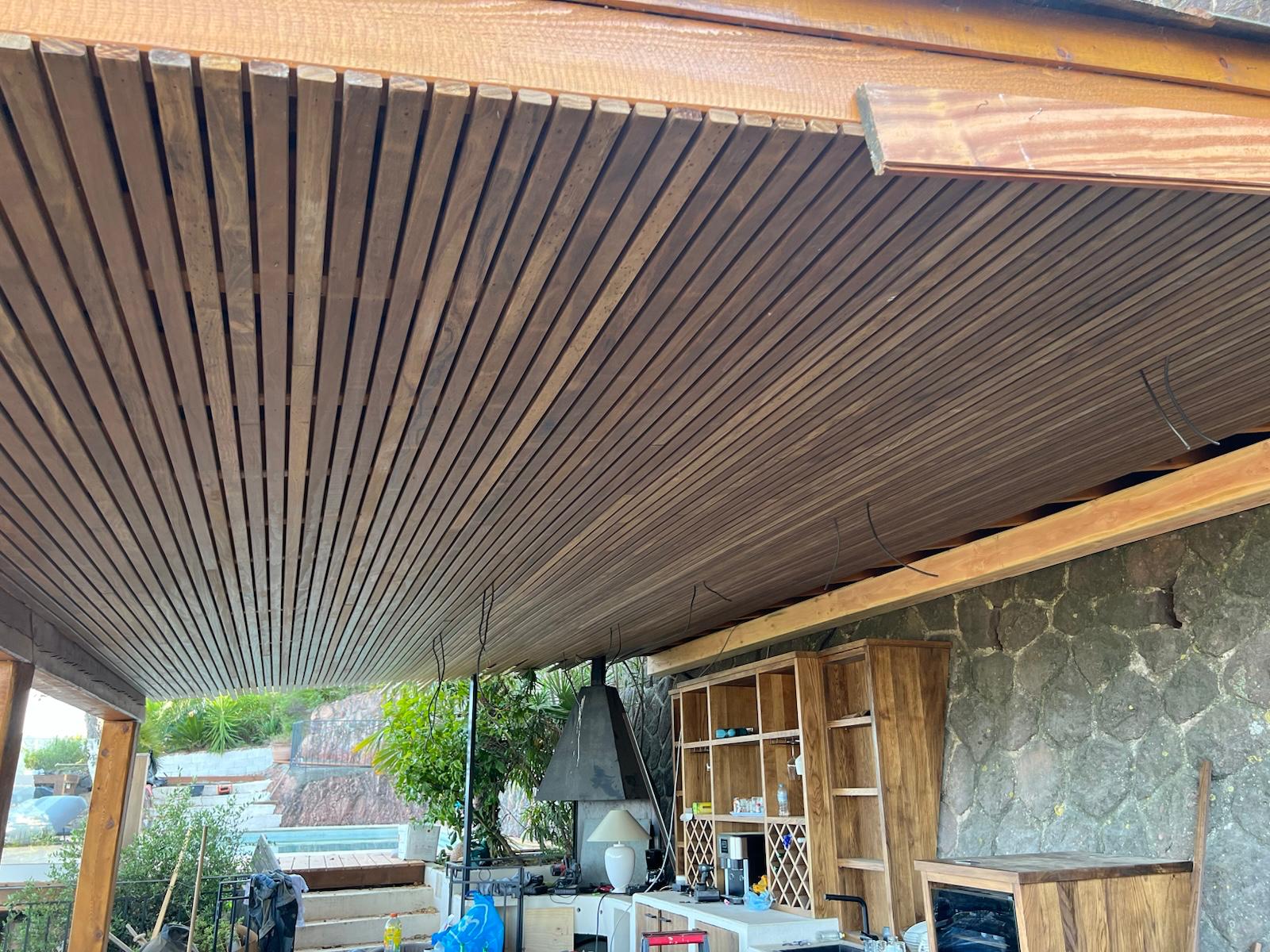 Houten plafond buitenkeuken
