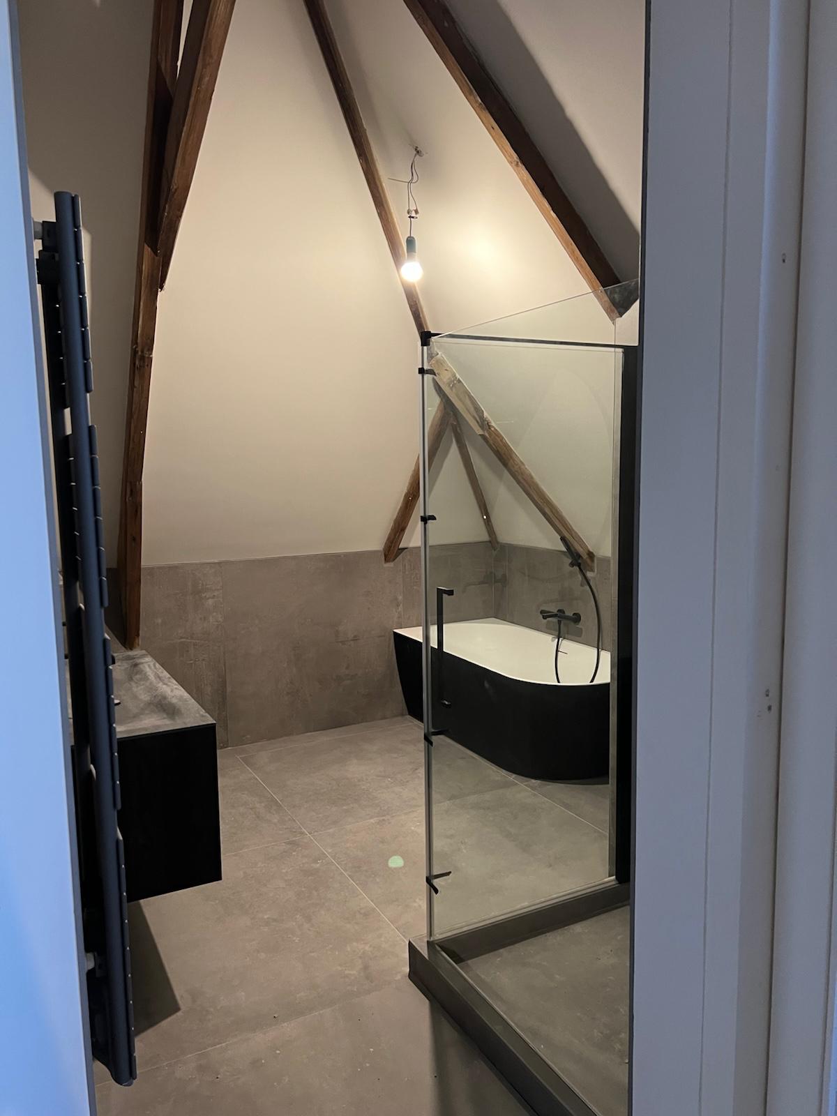 Badkamer onder schuin dak