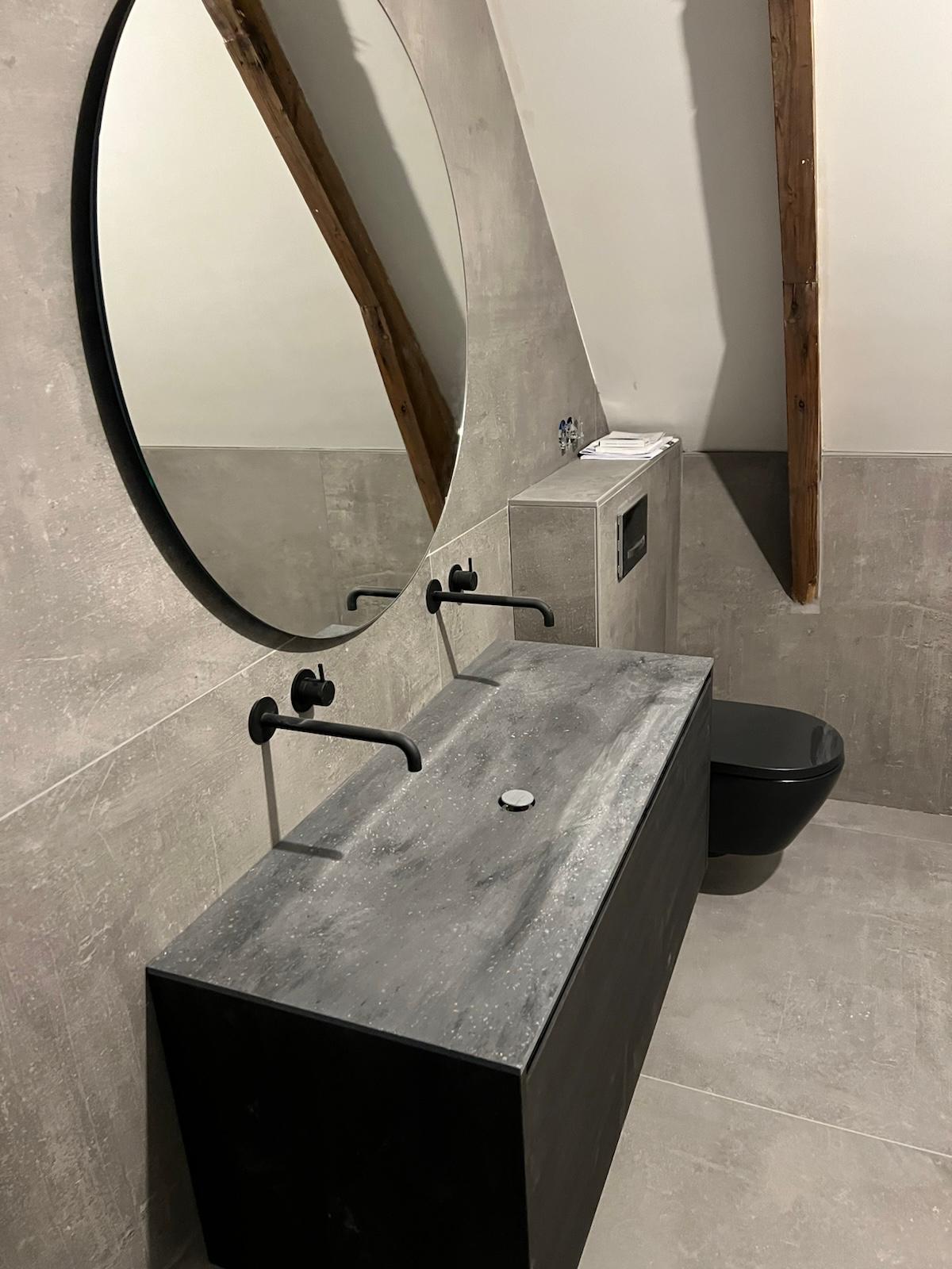 Badkamer met betonlook wastafel
