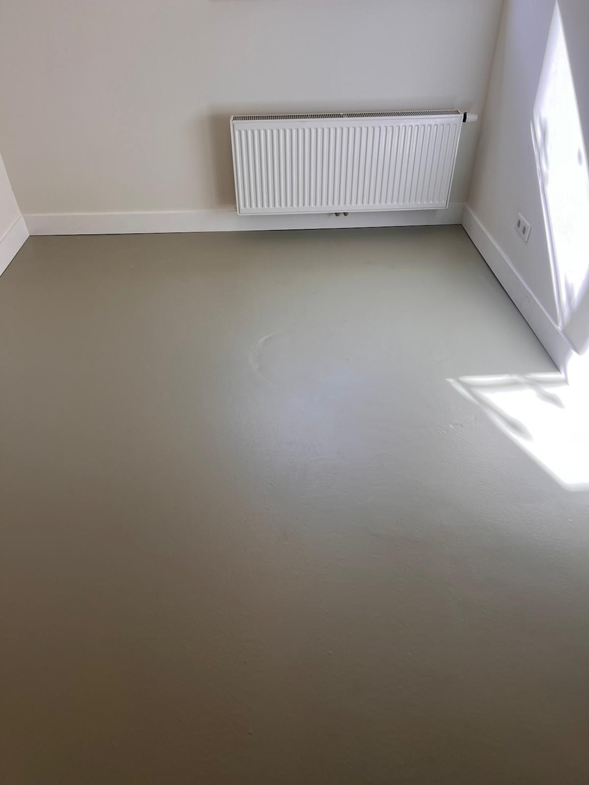 Gietvloer in afgewerkte kamer