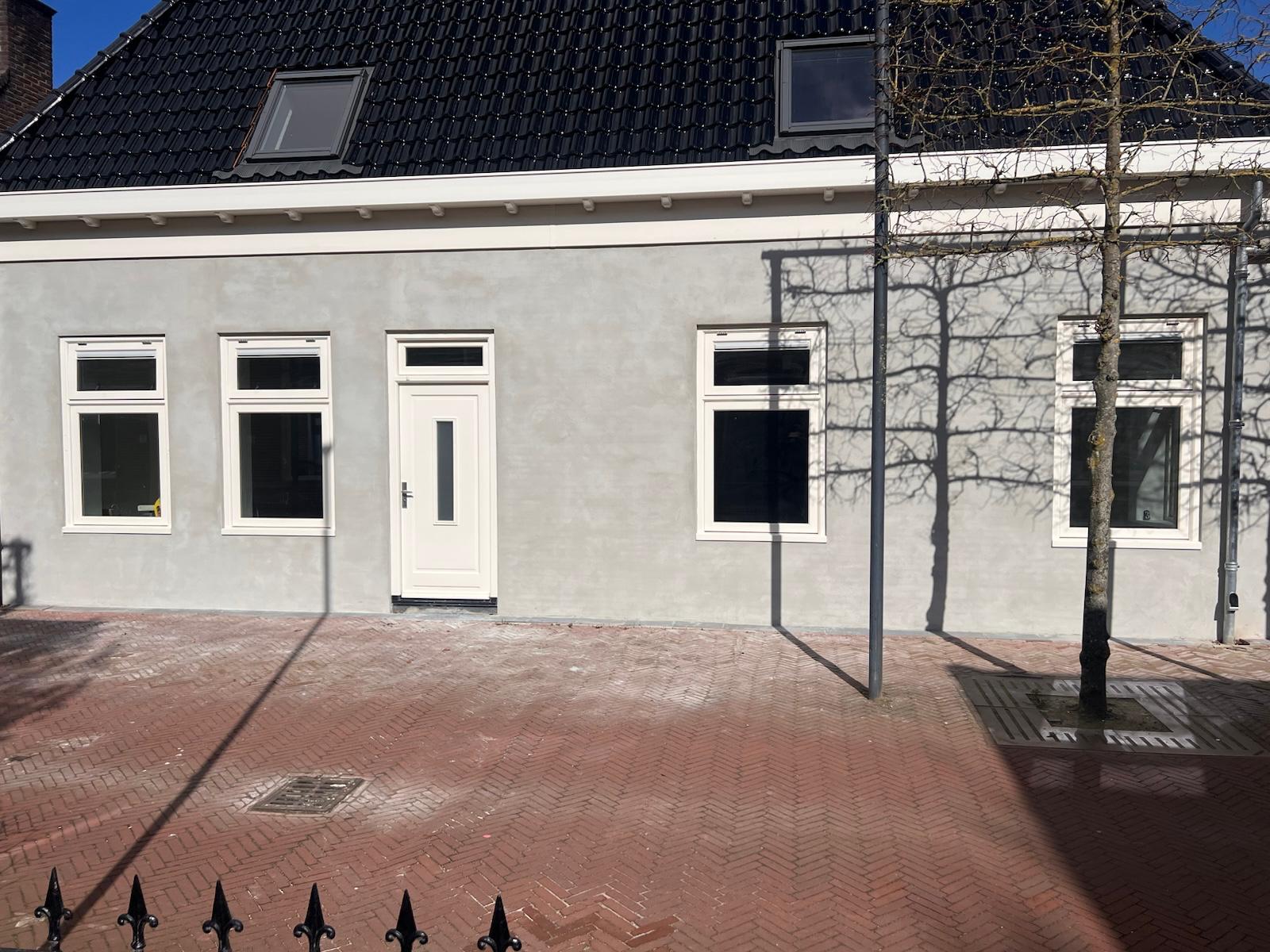 Gerenoveerde woning met bestrating