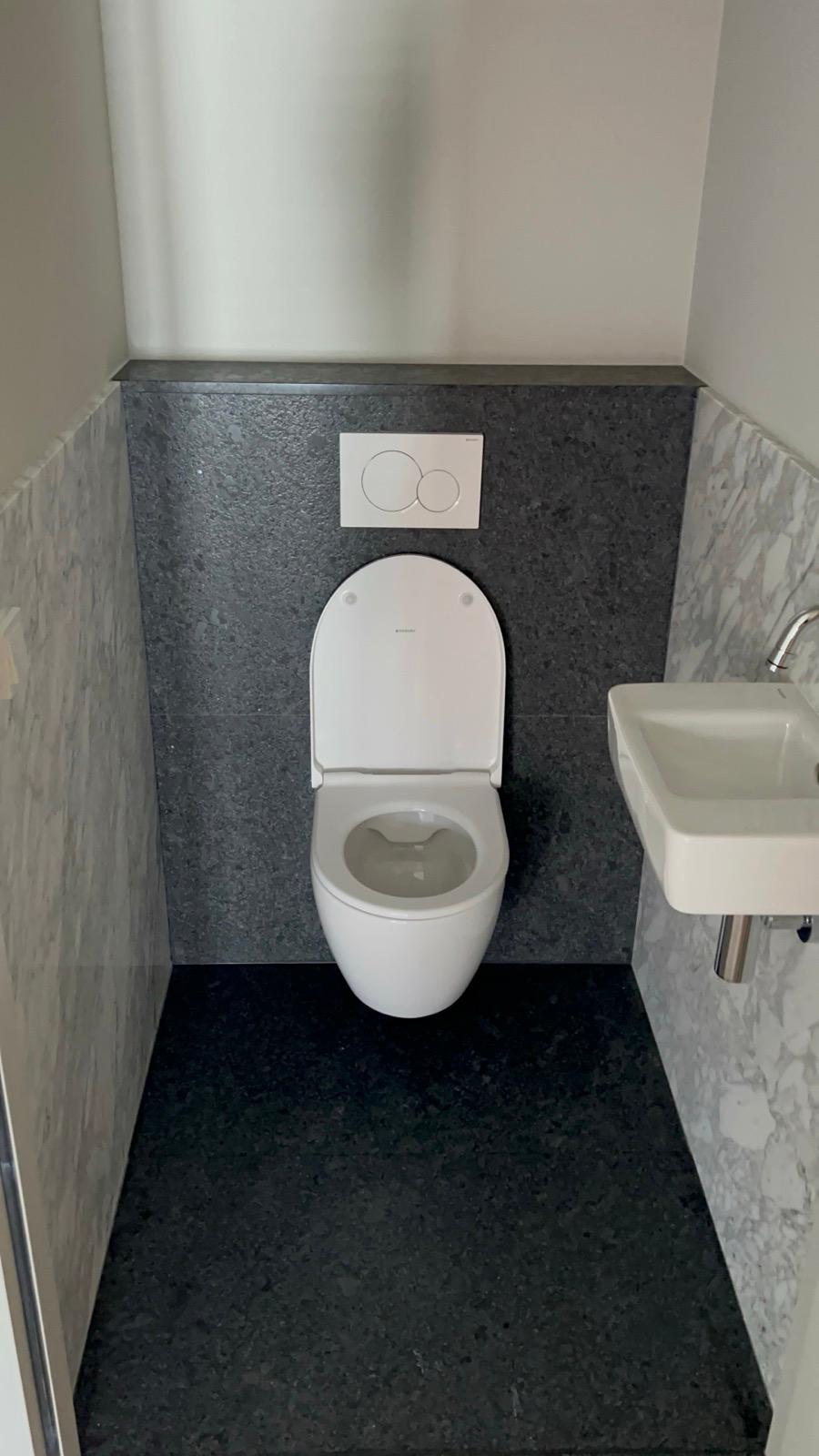 Toilet met natuursteen accenten