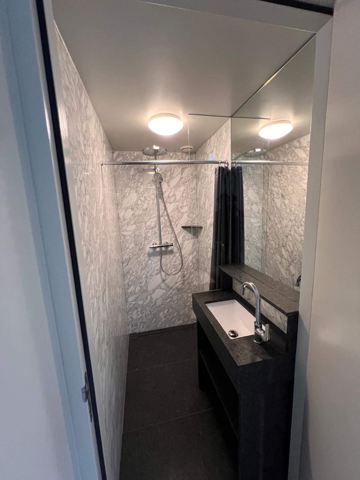 Compacte badkamer met marmerlook
