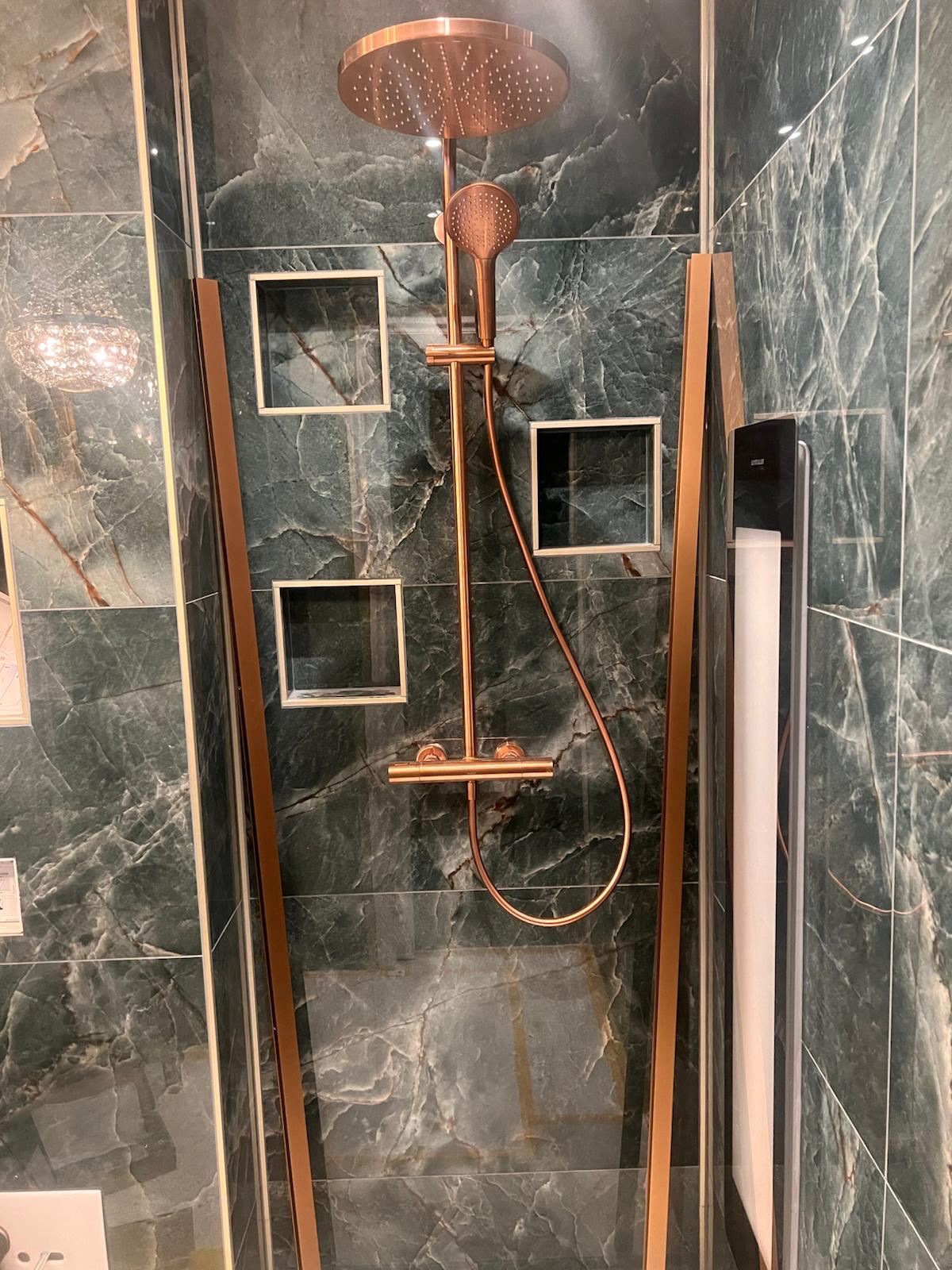Luxe douche met groen marmer