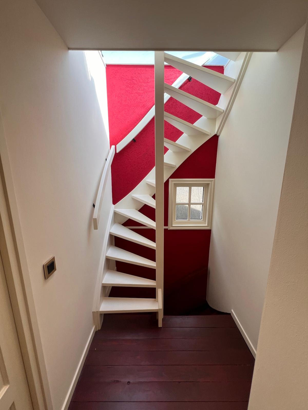 Open trap met rode wand