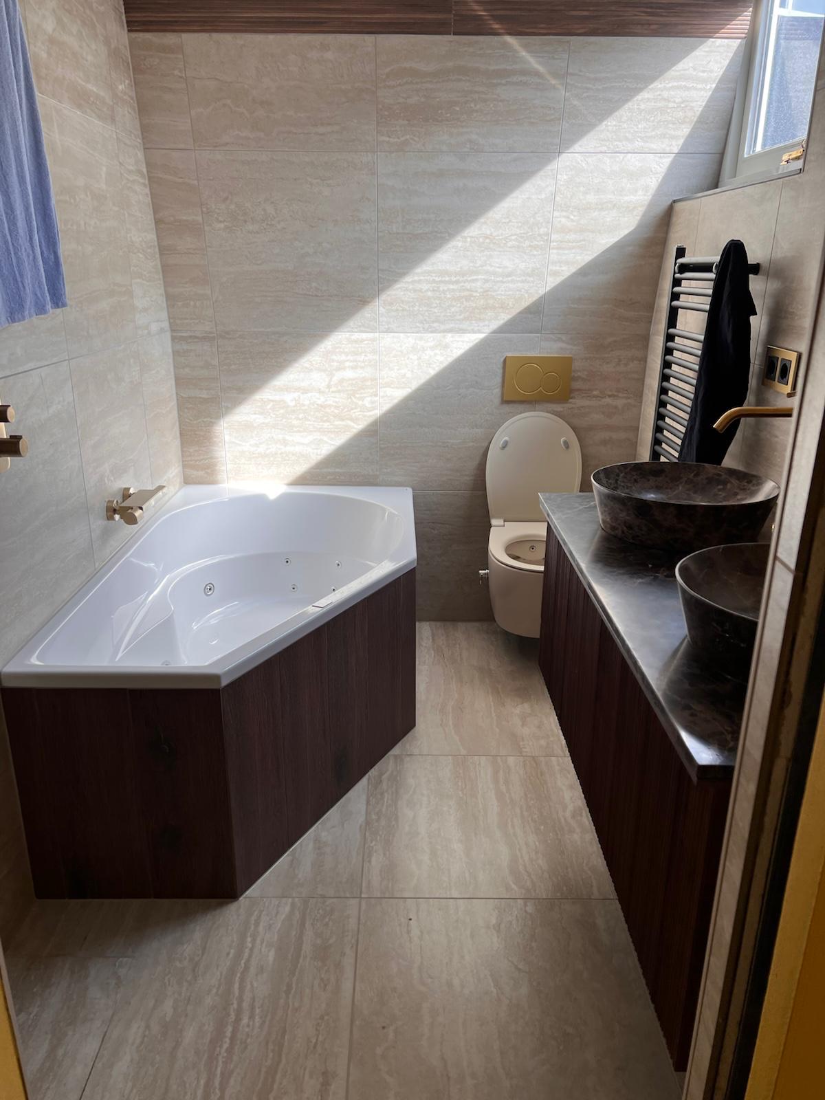 Badkamer met hoekbad